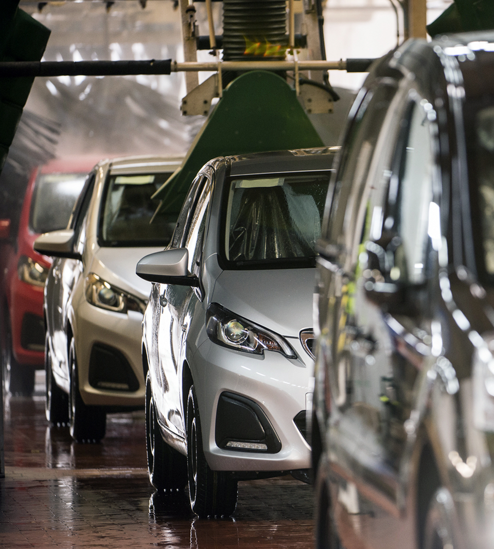 Bilar på rad i en automattvätt.
