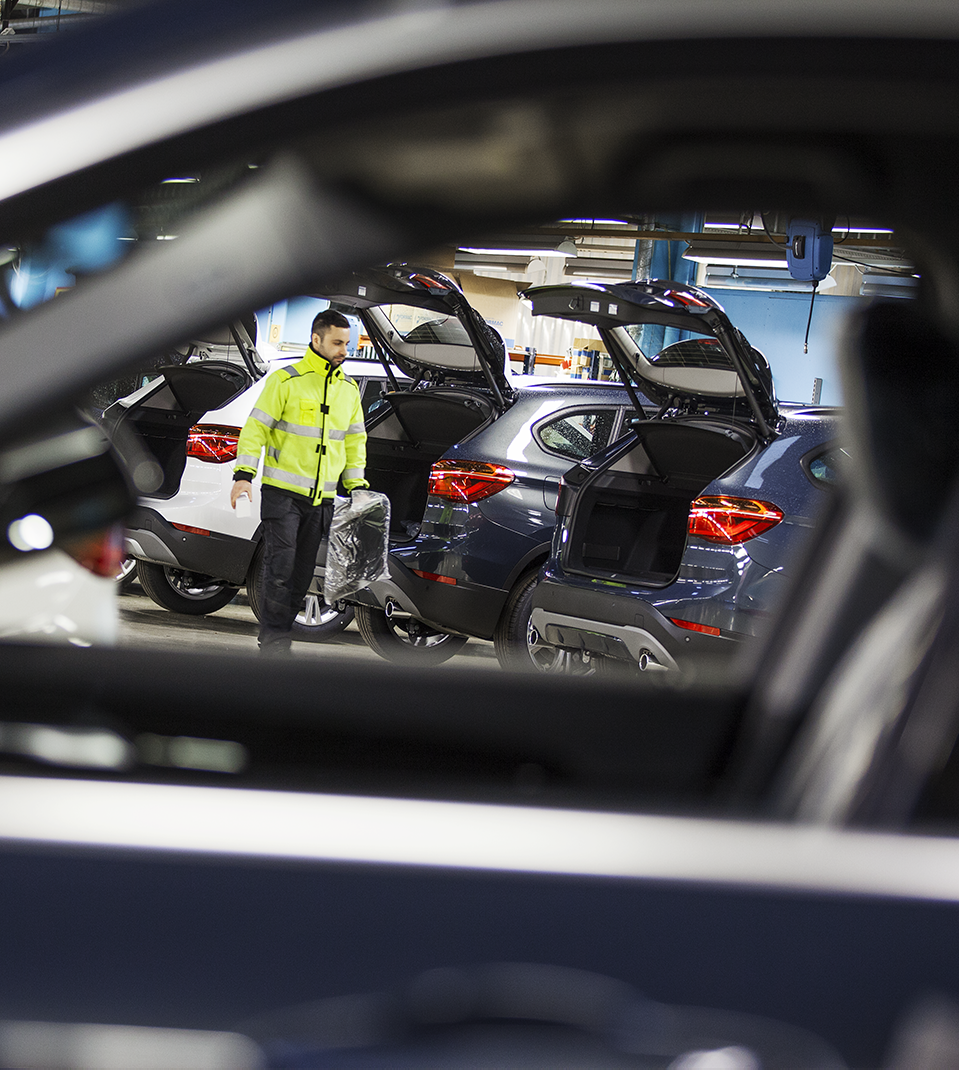 Leveranstekniker lägger i gummimattor.