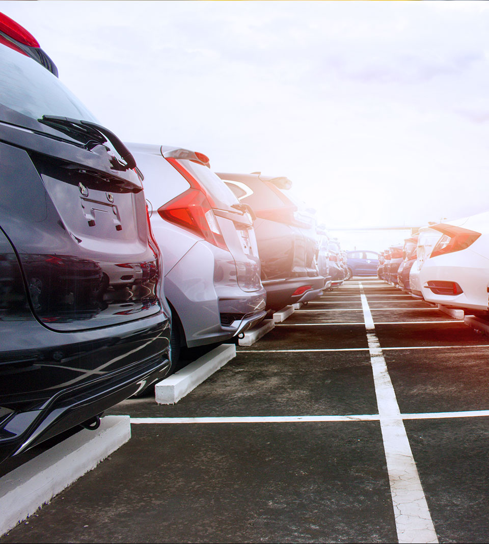 Bilar står parkerade på rad.