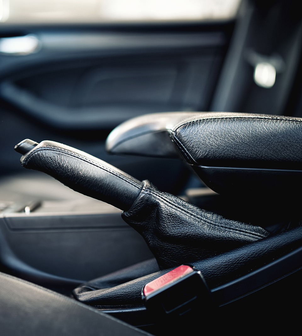 Närbild på bilens mittkonsoll.