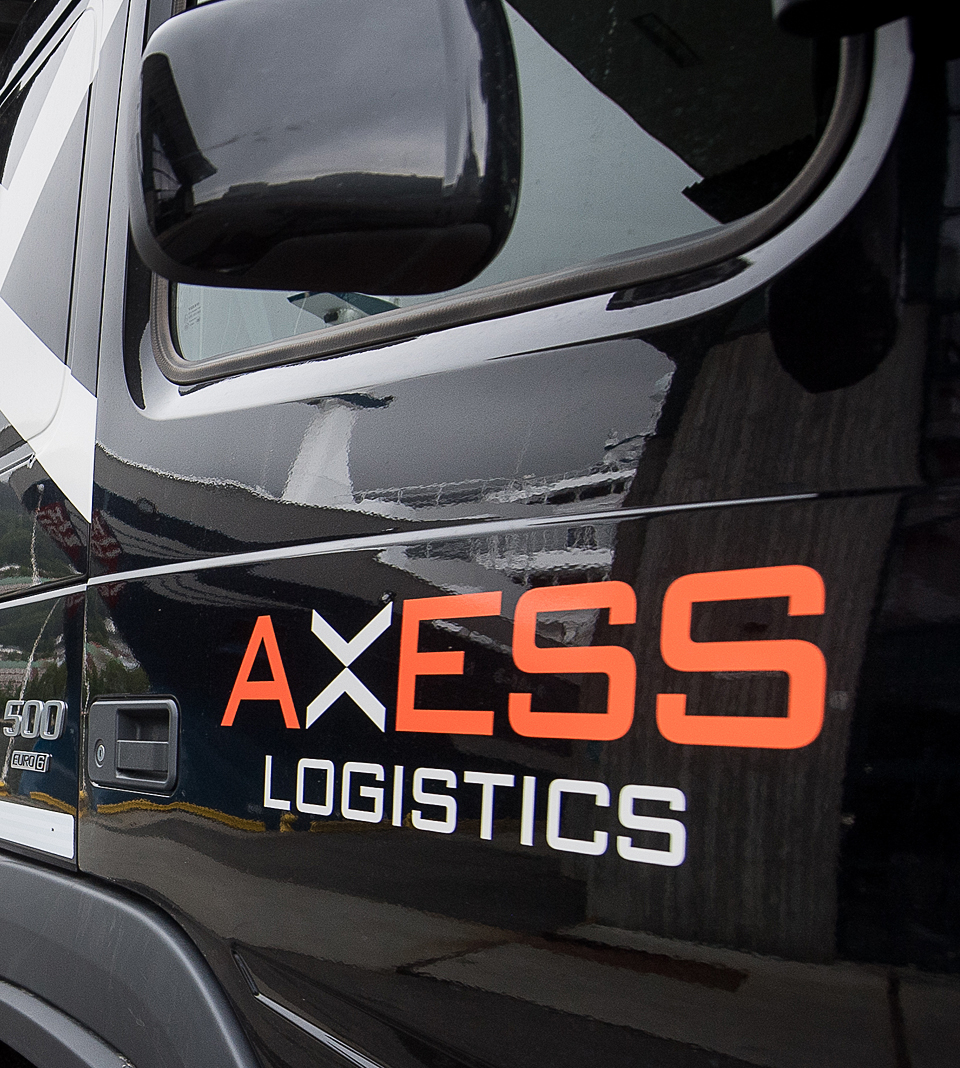 Lastbilshytten på en Axess lastbil sedd från sidan.